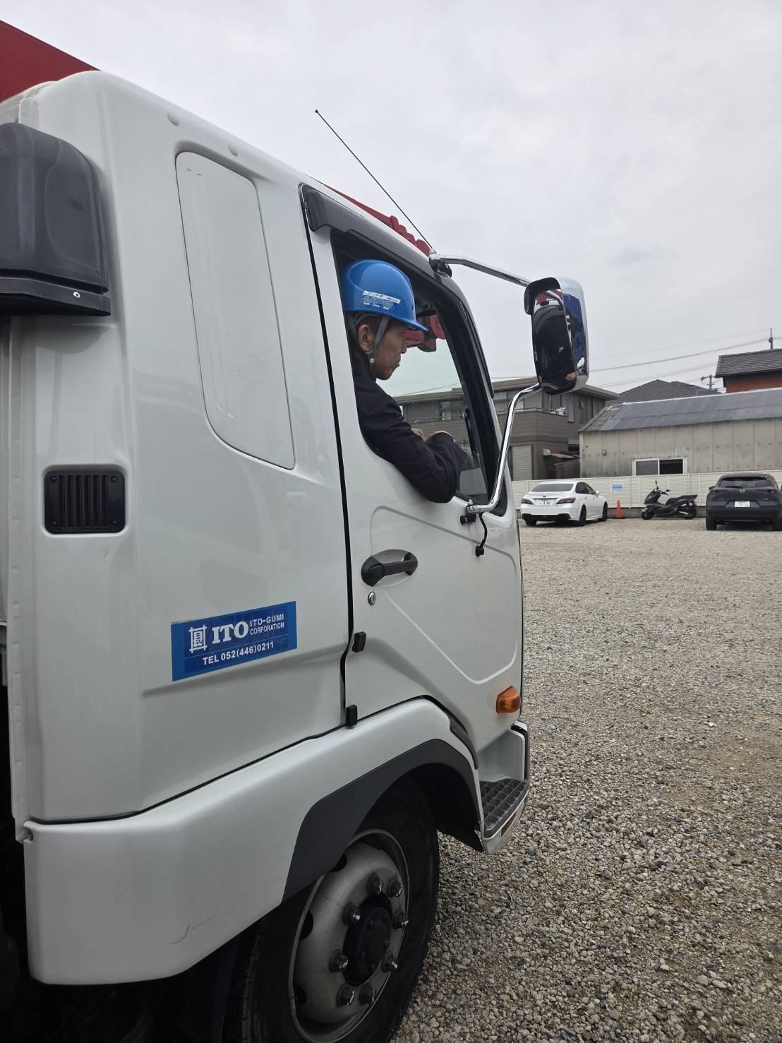 ユニック車に乗り込む伊藤組のドライバー